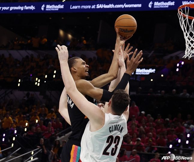 도노반 클링언(아래)을 상대로 골밑슛을 시도하는 웸반야마. /AFPBBNews=뉴스1