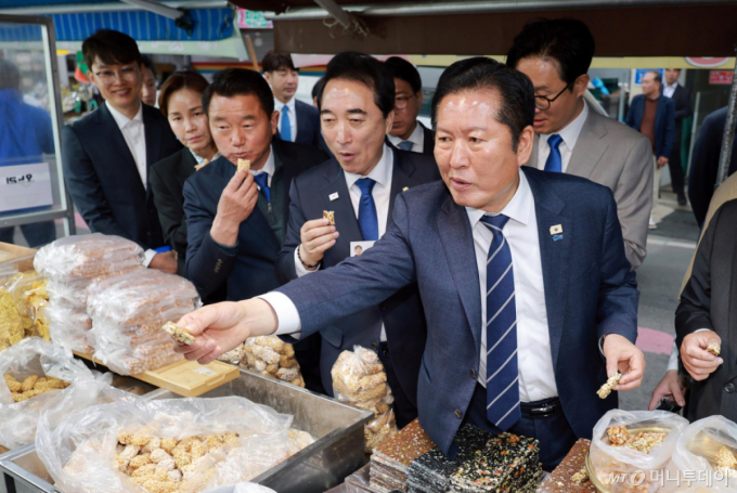 정청래 더불어민주당 대표와 박수현 충남도지사 후보가 20일 충남 보령 대천항수산시장을 방문, 음식을 맛보고 있다./사진=뉴시스
