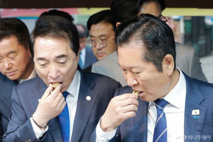  정청래 더불어민주당 대표와 박수현 충남도지사 후보가 20일 충남 보령 대천항수산시장을 방문, 음식을 맛보고 있다. /사진=뉴시스 