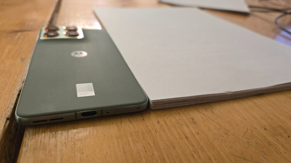 종이 35장과 엣지 70의 두께를 비교한 사진./사진=이찬종 기자