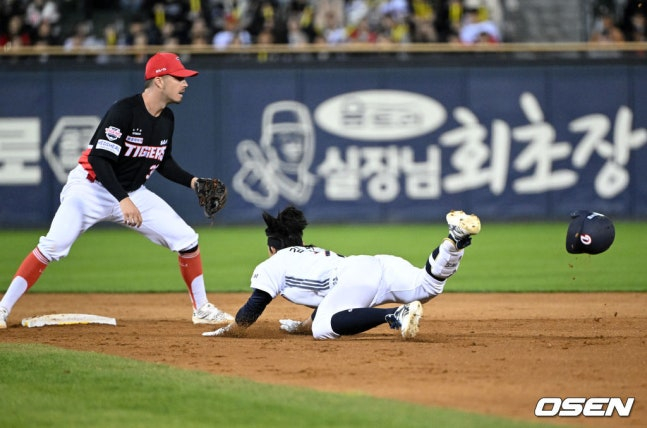 17일 KIA전 8회말 2루로 슬라이딩하는 김민석. 왼쪽은 KIA 유격수 데일.  /사진=OSEN