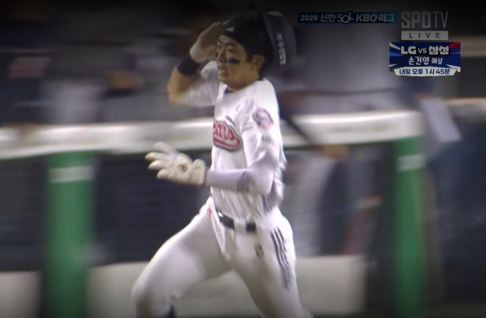 김민석이 18일 KIA전 연장 10회말 우익선상 2루타를 때린 뒤 1루 베이스를 돌면서 스스로 헬멧을 벗고 있다. /사진=중계 화면 캡처