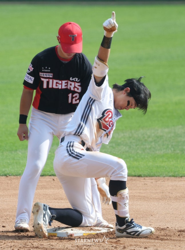 김민석이 19일 KIA전 5회말 2루타를 친 뒤 세리머니를 하고 있다. /사진=김진경 대기자