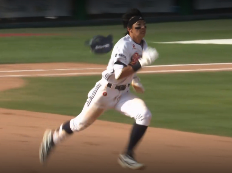 19일 경기 7회말 2루로 전력질주하는 김민석. /사진=중계 화면 캡처