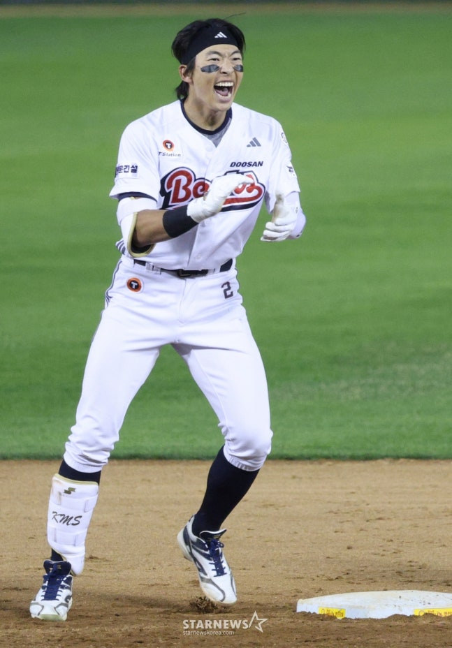 18일 KIA전 연장 10회말 2루타를 치고 기뻐하는 김민석. /사진=김진경 대기자