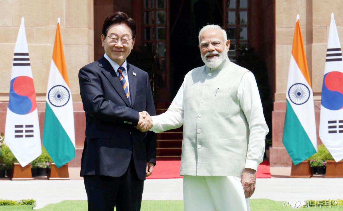 [뉴델리=뉴시스] 고범준 기자 = 인도를 국빈 방문 중인 이재명 대통령이 20일(현지 시간) 뉴델리 영빈관 하이데라바드 중앙공원에서 나렌드라 모디 인도 총리와 기념촬영을 하고 있다. 2026.04.20. bjko@newsis.com /사진=고범준