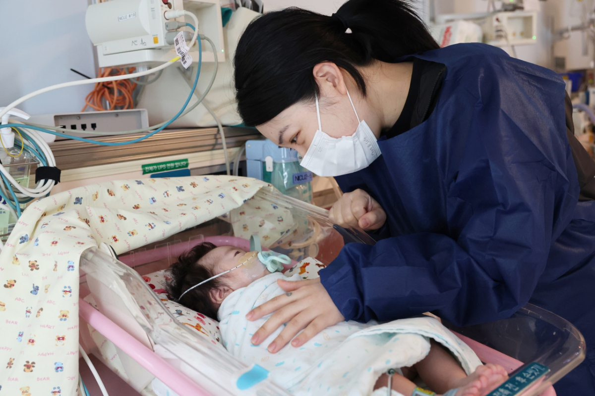 서울아산병원은 선천성 폐기형으로 폐가 2배 부푼 신생아 한결이(남)를 에크모 보조 하에 수술하는 데 성공했다. 사진은 지난 3월 퇴원을 앞둔 한결이와 어머니의 모습. /사진=서울아산병원