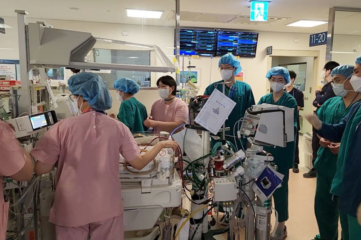 서울아산병원은 선천성 폐기형으로 폐가 2배 부푼 신생아 한결이(남)를 에크모 보조 하에 수술하는 데 성공했다. 4㎏도 채 되지 않은 신생아의 몸에 거대한 에크모 기계와 인공호흡기가 연결되어 있어 수술장으로 이동하는 데에만 10명이 넘는 의료진이 투입됐다./사진=서울아산병원