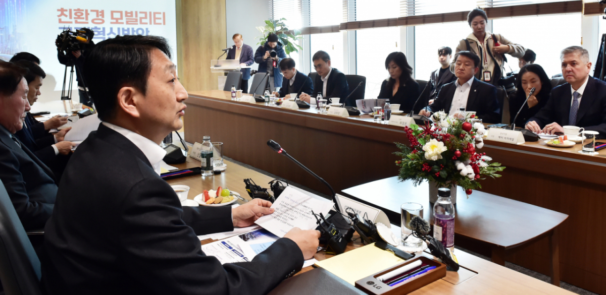 안덕근 장관이 30일 서울 강서구 마곡중앙로 LG사이언스파크에서 진행된 친환경 모빌리티 규제 혁신 현장 대화에 참석, 발언하고 있다.  이번 현장 간담회에는 안덕근 산업통상자원부 장관, 김남훈 한국모빌리티산업협회장을 비롯해 김동욱 현대차 부사장, 헥터 비자레알 한국지엠 사장, 상희정 르노코리아 부사장, 정용원 KG모빌리티 사장 등 완성차 업계와 이상용 LG전자 VS연구소장, 김대형 대한오토텍 대표ㆍ최장돈 인팩 대표 등 자동차 부품업계, 최영훈 채비 대표ㆍ신임철 GS차지비 대표 등 충전기사업체가 참석했다. /사진=임한별(머니S)