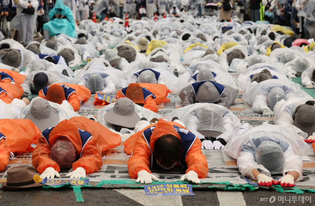 (서울=뉴스1) 이종수 인턴기자 = 20일 서울 영등포구 국회의사당역 일대에서 전국장애인부모연대 회원들이 장애인 권리 보장을 촉구하며 오체투지를 하고 있다. 2026.4.20/뉴스1  Copyright © 뉴스1. All rights reserved. 무단 전재 및 재배포,  AI학습 이용 금지. /사진=(서울=뉴스1) 이종수 인턴기자