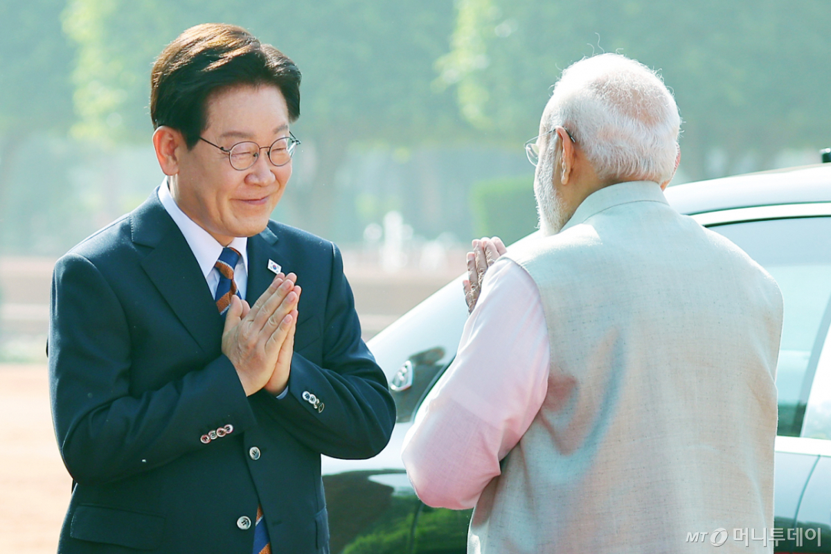 [뉴델리=뉴시스] 고범준 기자 = 인도를 국빈 방문 중인 이재명 대통령이 20일(현지 시간) 뉴델리 대통령궁 광장 라슈트라바티 바반에서 열린 공식 환영식에서 나렌드라 모디 인도 총리와 인사하고 있다. 2026.04.20. bjko@newsis.com /사진=