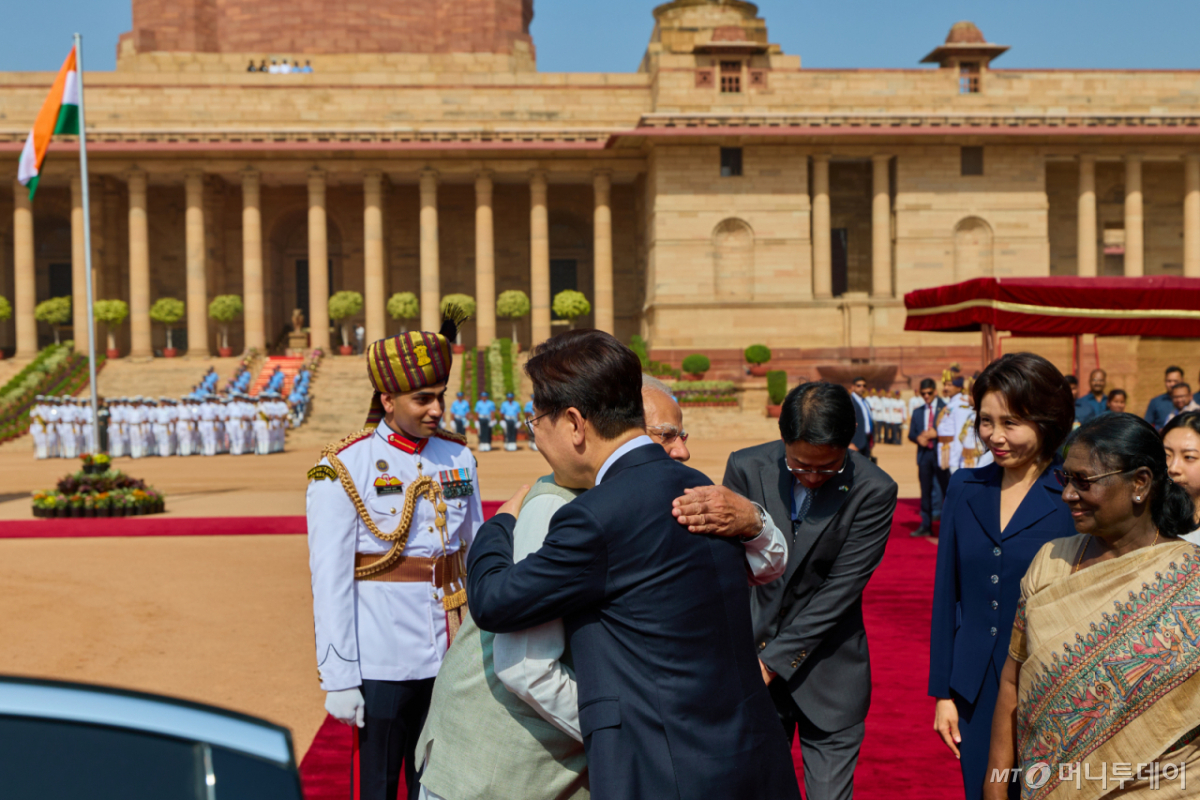 (뉴델리(인도)=뉴스1) 이재명 기자 = 이재명 대통령이 20일 뉴델리 대통령궁 광장에서 열린 공식환영식에서 나렌드라 모디 인도 총리와 포옹하고 있다. (공동취재) 2026.4.20/뉴스1  Copyright © 뉴스1. All rights reserved. 무단 전재 및 재배포,  AI학습 이용 금지. /사진=(뉴델리(인도)=뉴스1) 이재명 기자