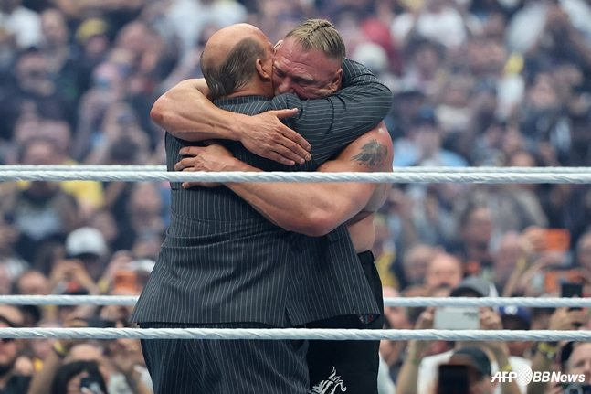 폴 헤이먼(왼쪽)과 브록 레스너가 포옹하고 있다. /AFPBBNews=뉴스1