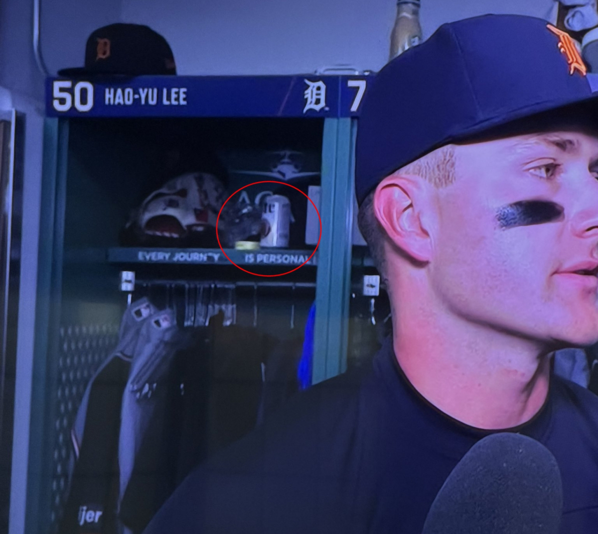 리하오위 사물함에 놓여져 있는 캔맥주(빨간원). /사진=SNS 캡처