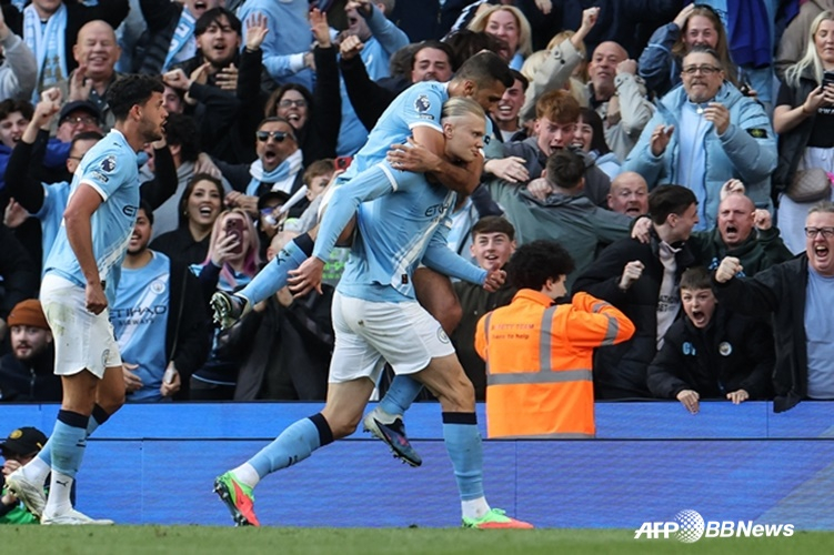 엘링 홀란(가운데 아래)이  20일(한국 시간) 영국 맨체스터의 에티하드 스타디움에서 열린 맨시티 대 아스널의 2025~2026 잉글랜드 프리미어리그(EPL) 33라운드에서 골을 넣고 기뻐하고 있다. /AFPBBNews=뉴스1