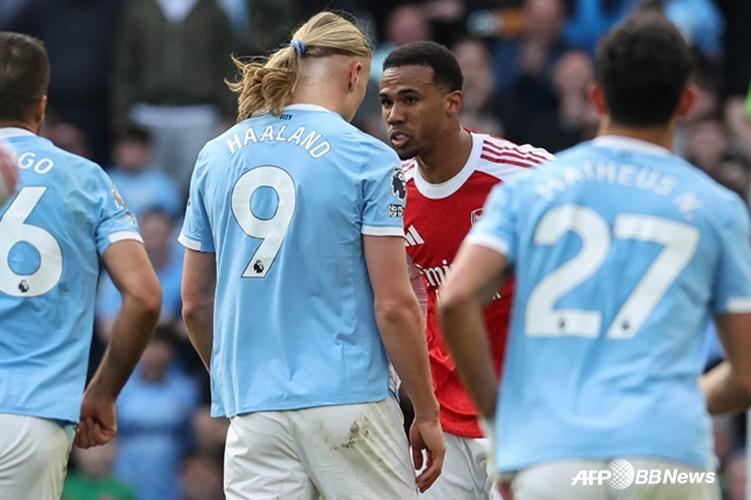 엘링 홀란(왼쪽)이 가브리엘과 신경전을 펼치고 있다. /AFPBBNews=뉴스1