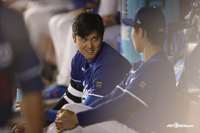 오타니(왼쪽)가 김혜성과 대화를 하고 있는 모습. /AFPBBNews=뉴스1