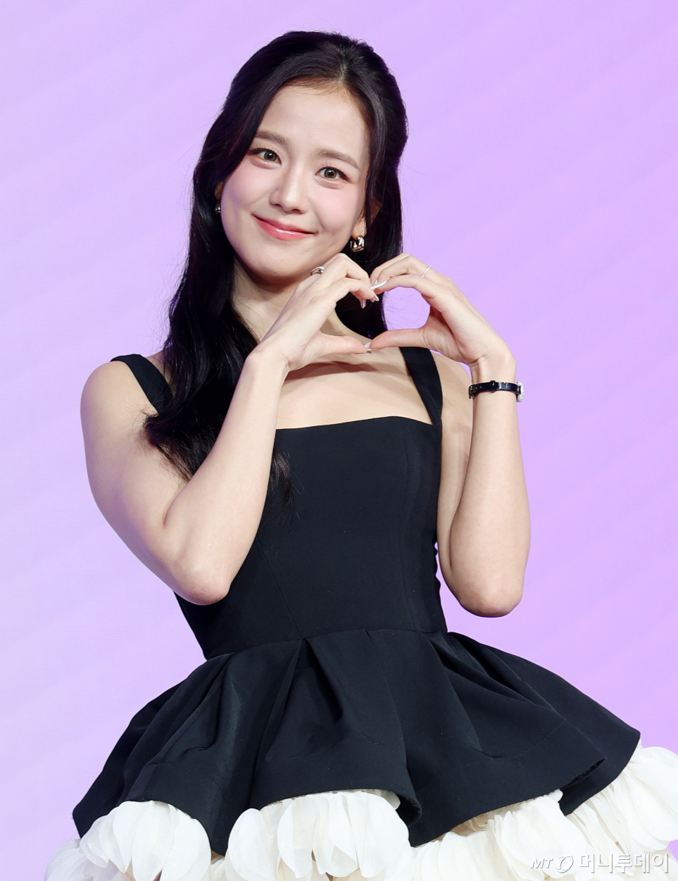 배우 지수가 지난 2월26일 서울 종로구 JW 동대문 메리어트 호텔에서 진행된 넷플릭스 '월간남친' 제작발표회에 참석해 포즈를 취하고 있다.  /사진=김휘선 기자 hwijpg@