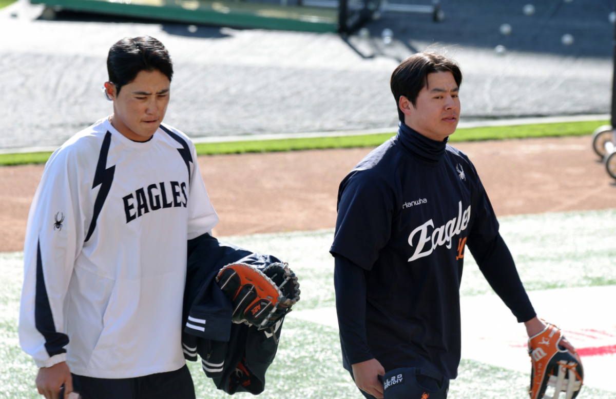 한화 이글스 노시환(오른쪽)이 지난 7일 SSG 랜더스전을 앞두고 타격훈련을 위해 이동하고 있다. /사진=강영조 선임기자