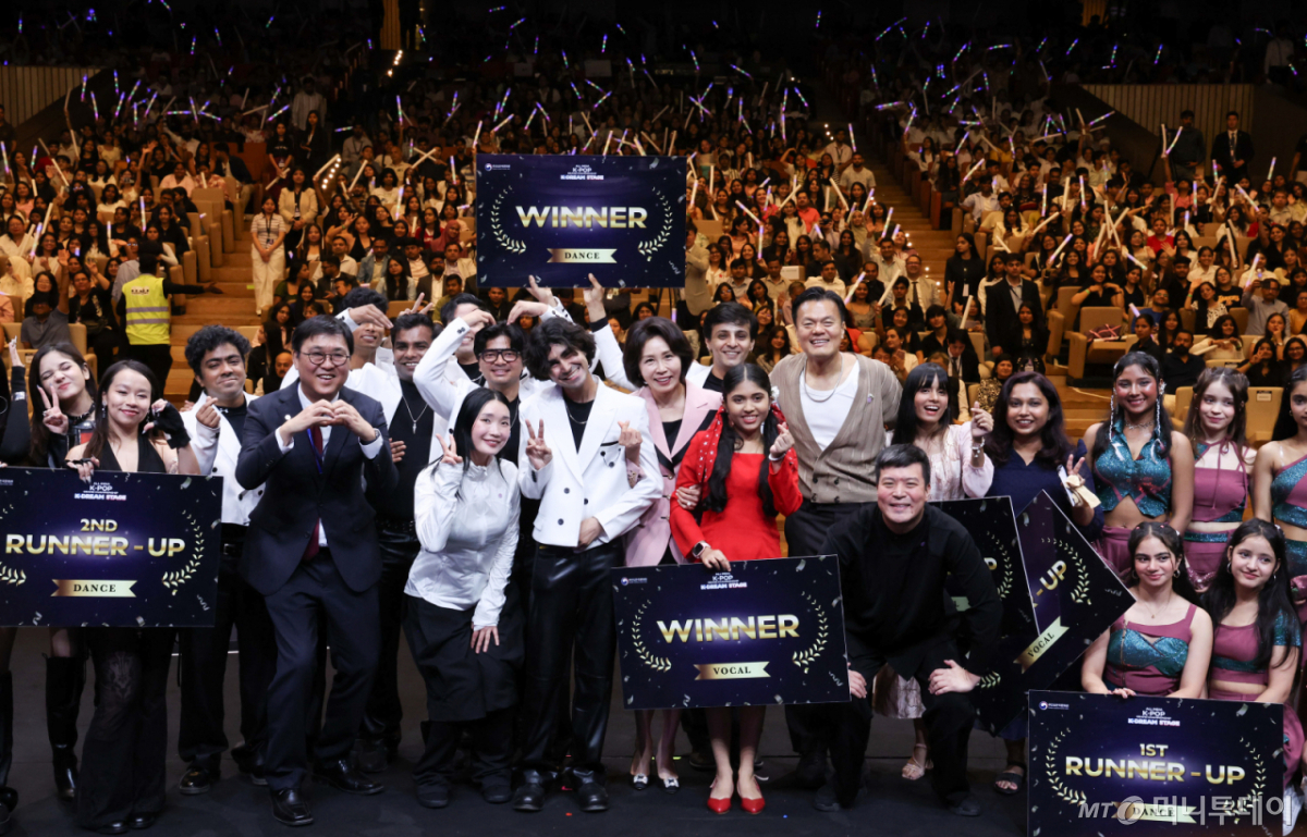 (뉴델리(인도)=뉴스1) 이재명 기자 = 이재명 대통령과 인도를 방문 중인 김혜경 여사가 20일 뉴델리 야쇼부미 컨벤션센터에서 열린 K-Dream Stage에서 참가자들과 기념촬영을 하고 있다. 2026.4.20/뉴스1  Copyright © 뉴스1. All rights reserved. 무단 전재 및 재배포,  AI학습 이용 금지. /사진=(뉴델리(인도)=뉴스1) 이재명 기자