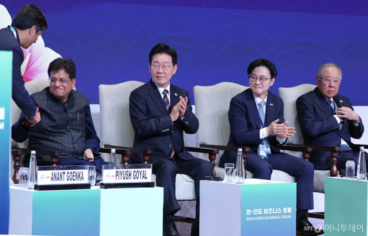 [뉴델리=뉴시스] 고범준 기자 = 이재명 대통령이 20일(현지 시간) 인도 뉴델리 바랏 만다팜 센터에서 열린 한-인도 비즈니스 포럼에서 아난트 고앤카 인도상의 회장의 발언을 듣고 박수치고 있다. 2026.04.20. bjko@newsis.com /사진=