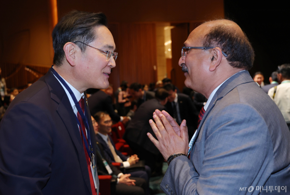 [뉴델리=뉴시스] 고범준 기자 = 이재용 삼성전자 회장이 20일(현지 시간) 인도 뉴델리 바랏 만다팜 센터에서 열린 한-인도 비즈니스 포럼에서 인도기업 관계자와 인사를 하고 있다. 2026.04.20. bjko@newsis.com /사진=