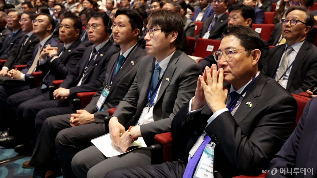 [뉴델리=뉴시스] 고범준 기자 = 조현준 효성 대표이사 회장 등 참석자들이 20일(현지 시간) 인도 뉴델리 바랏 만다팜 센터에서 열린 한-인도 비즈니스 포럼에 참석하고 있다. 2026.04.20. bjko@newsis.com /사진=