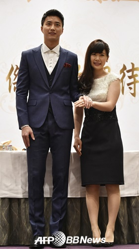 장훙제(왼쪽)와 후쿠하라 아이. /AFPBBNews=뉴스1