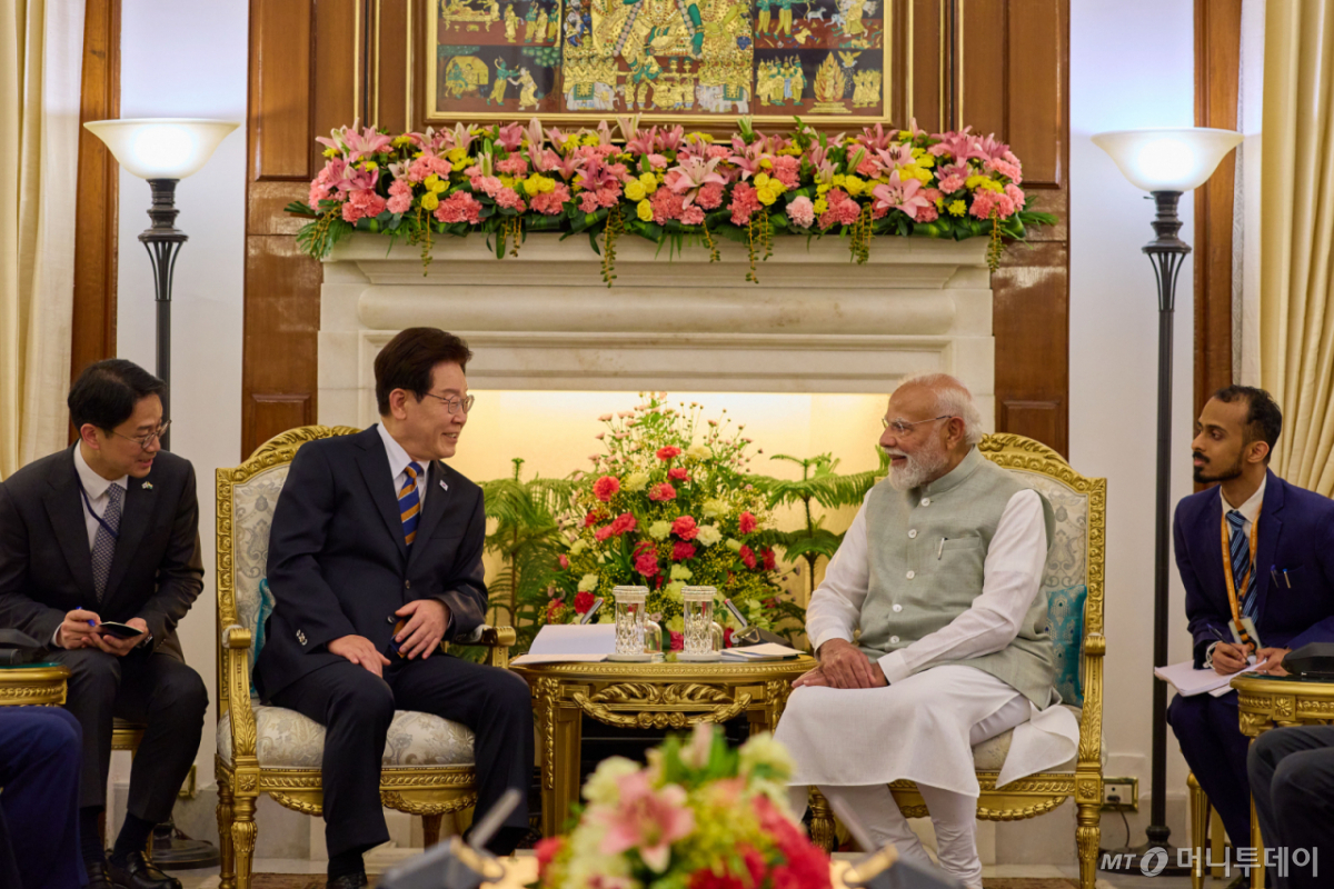 [뉴델리=뉴시스] 고범준 기자 = 이재명 대통령과 나렌드라 모디 인도 총리가 20일(현지 시간) 뉴델리 영빈관 하이데라바드 하우스에서 한-인도 소인수 정상회담을 하고 있다. (공동취재) 2026.04.20. bjko@newsis.com /사진=