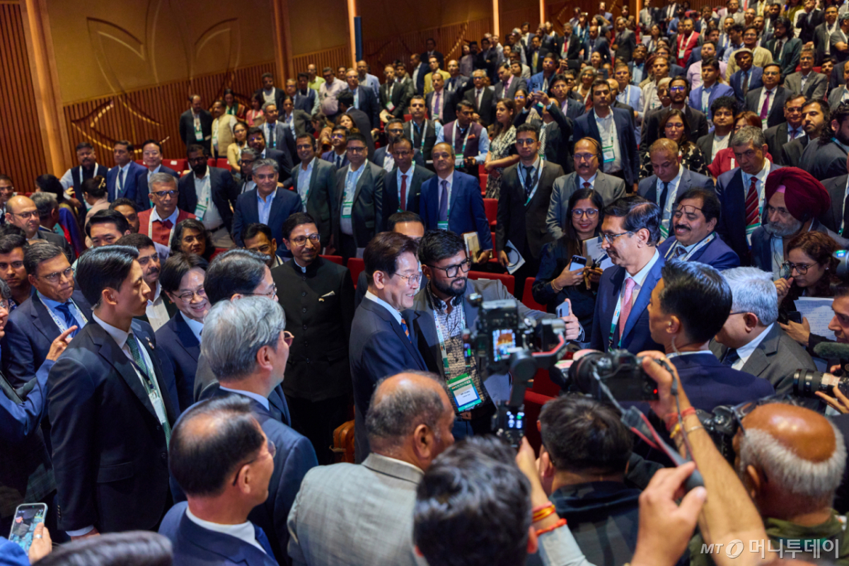 [뉴델리=뉴시스] 고범준 기자 = 이재명 대통령이 20일(현지 시간) 인도 뉴델리 바랏 만다팜 센터에서 열린 한-인도 비즈니스 포럼을 마치고 참석자들과 기념촬영을 하고 있다. (공동취재) 2026.04.20. bjko@newsis.com /사진=