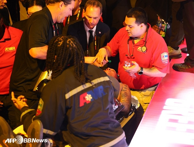 들거에 실려 나가는 샤다시아 그린(왼쪽). /AFPBBNews=뉴스1