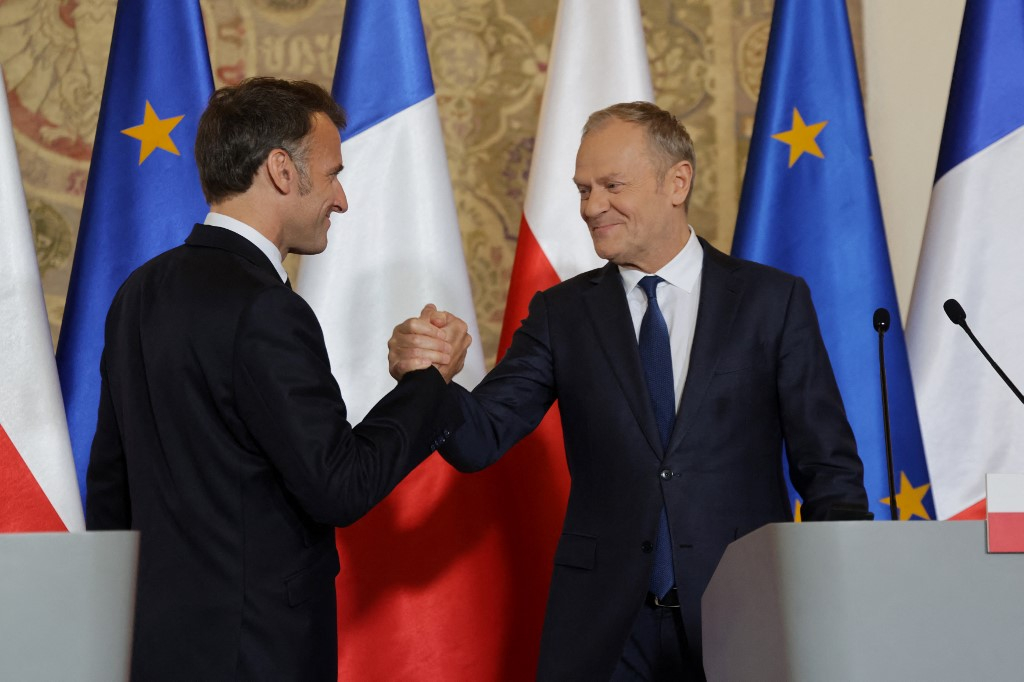 에마뉘엘 마크롱 프랑스 대통령(왼쪽)과 도날드 투스크 폴란드 총리가 20일(현지시간) 폴란드에서 공동 기자회견을 하고 있다. /AFPBBNews=뉴스1