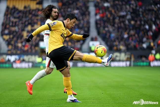 황희찬(오른쪽)이 마크 쿠쿠렐라를 앞에 두고 오른발 킥을 시도하고 있다. /AFPBBNews=뉴스1