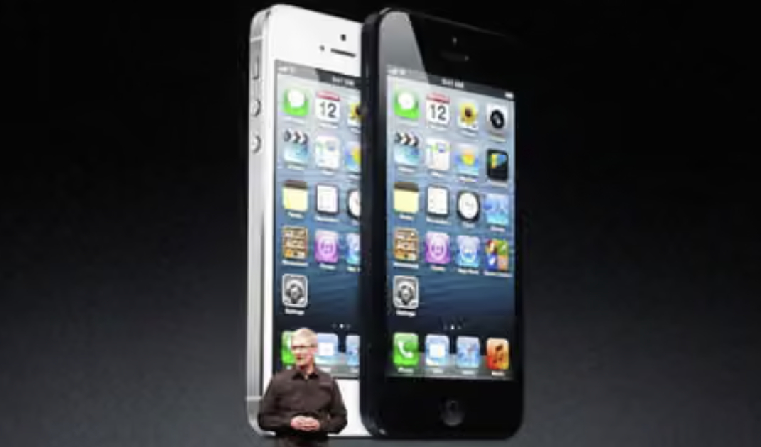 팀 쿡 애플 CEO(최고경영자)가 2012년 9월 창업자 스티브 잡스의 '작은 화면' 철학을 버리고 화면 크기를 4.5인치에서 5인치로 확대한 아이폰5를 공개하고 있다. /AFPBBNews=뉴스1