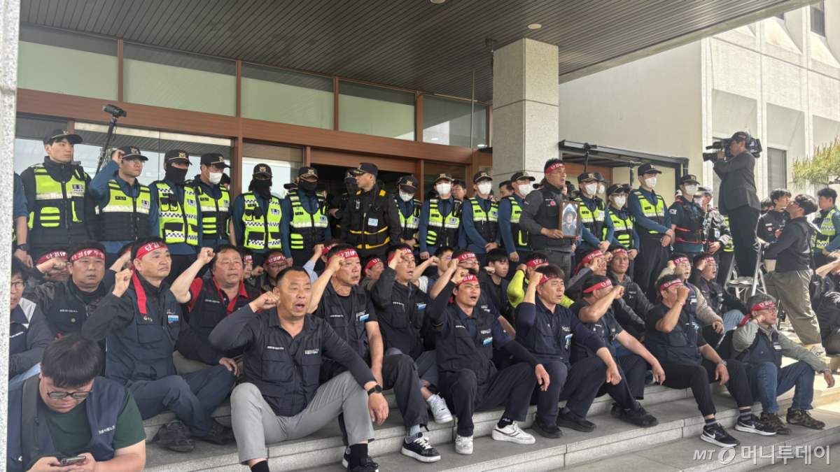 민주노총 공공운수노조 화물연대 조합원 등이 21일 오전 경남 창원시 의창구 경남경찰청 입구에서 경남청장 면담을 요구하며 경찰 규탄 구호를 외치고 있다./사진=뉴스1