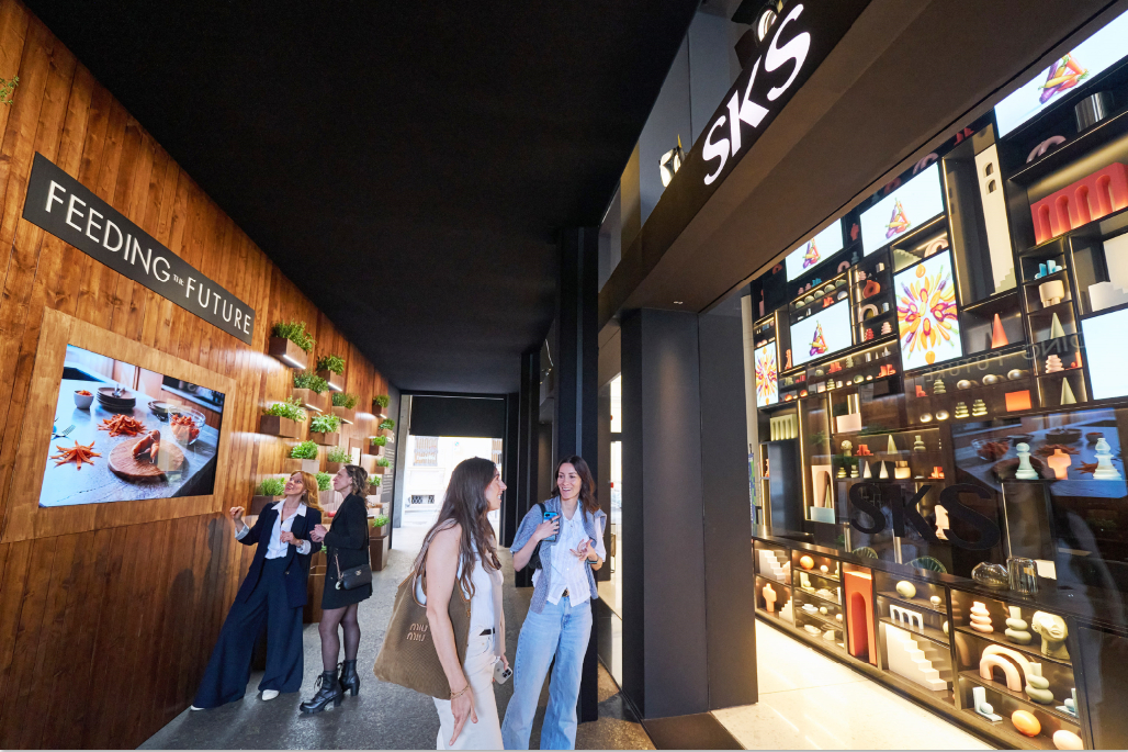 LG전자가 '밀라노 디자인 위크(Milan Design Week) 2026’의 주방가전·가구 박람회 ‘유로쿠치나(EuroCucina)’에 참가해 역대 최대 규모의 빌트인 가전 라인업을 선보인다. LG전자는 장외 전시 ‘푸오리살로네(Fuorisalone)’에도 참여해 새롭게 단장한 SKS 밀라노 쇼룸에서 SKS의 디자인 철학을 소개한다./사진 제공=LG전자