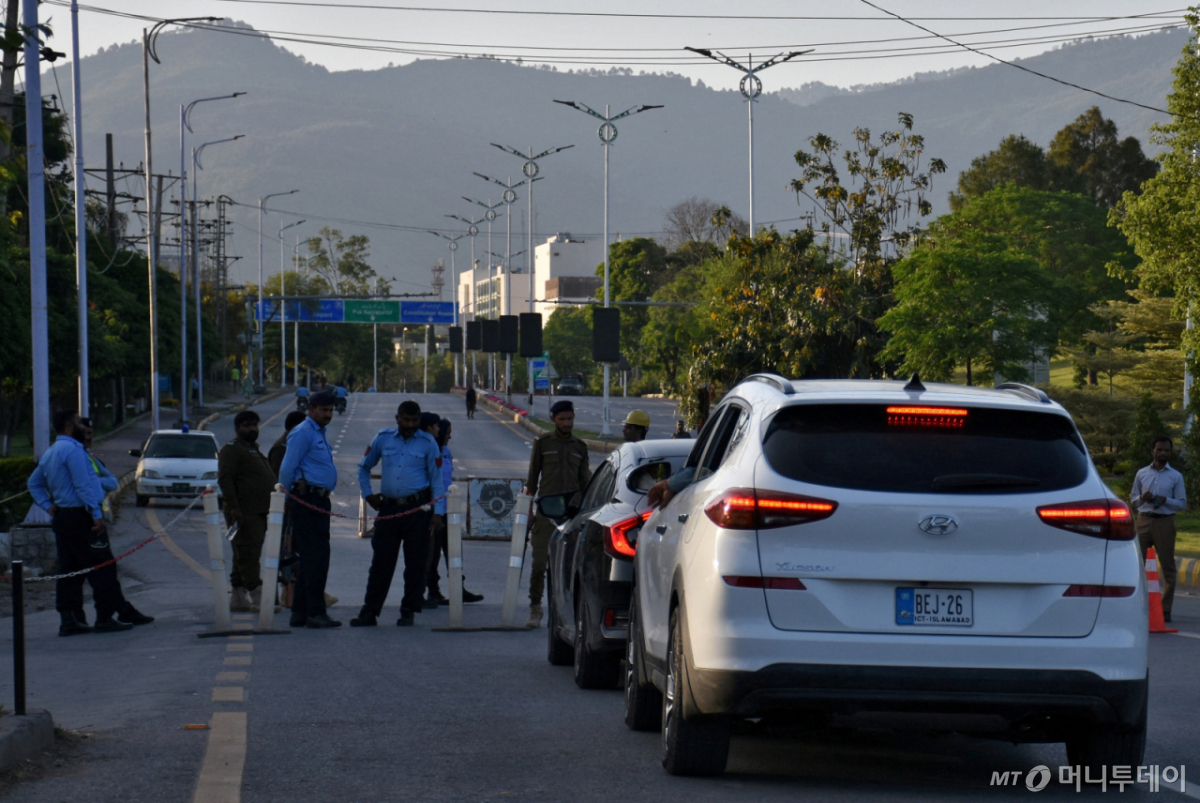 (이슬라마바드 로이터=뉴스1) 장용석 기자 = 19일(현지시간) 파키스탄 이슬라마바드에서 미국과 이란과 2차 평화 회담을 개최 준비의 일환으로 경찰관들이 세레나 호텔 인근 검문소에서 차량들을 검문하고 있다. 2026.04.19.  ⓒ 로이터=뉴스1  Copyright © 뉴스1. All rights reserved. 무단 전재 및 재배포,  AI학습 이용 금지. /사진=(이슬라마바드 로이터=뉴스1) 장용석 기자