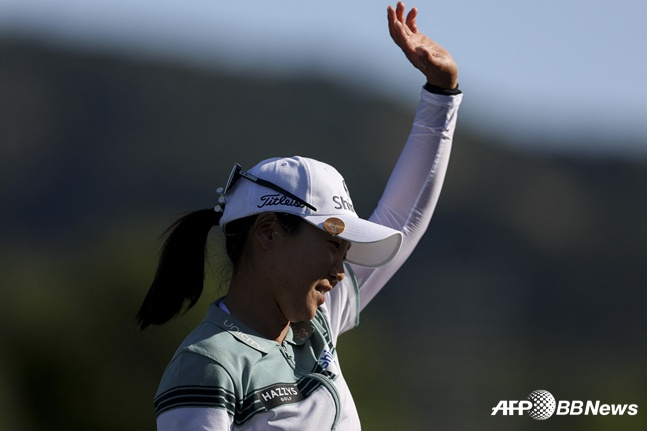 임진희가 20일 미국 캘리포니아주 로스앤젤레스의 엘 카바레로 컨트리클럽(파72)에서 열린 미국여자프로골프(LPGA)투어 LA 챔피언십(총상금 475만 달러)에서 최종 4라운드에서 16번 홀 이글퍼트를 성공시키고 손을 들어 갤러리의 환호에 화답하고 있다. /AFPBBNews=뉴스1