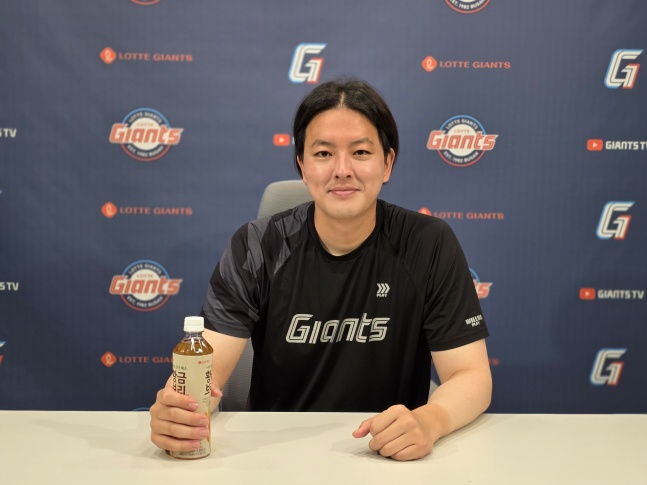 롯데 김원중이 17일 부산 사직야구장에서 스타뉴스와 인터뷰를 가졌다. /사진=김동윤 기자