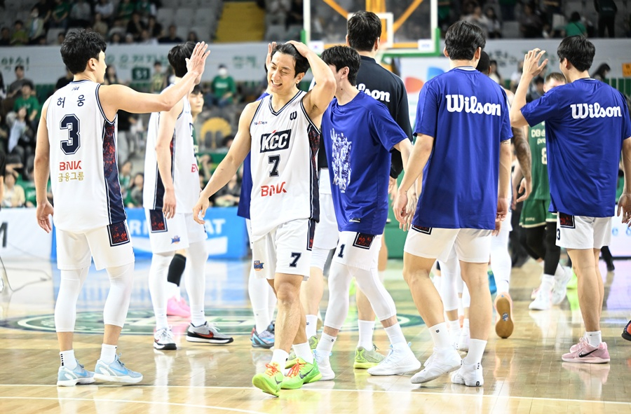 부산 KCC 선수들. /사진=KBL