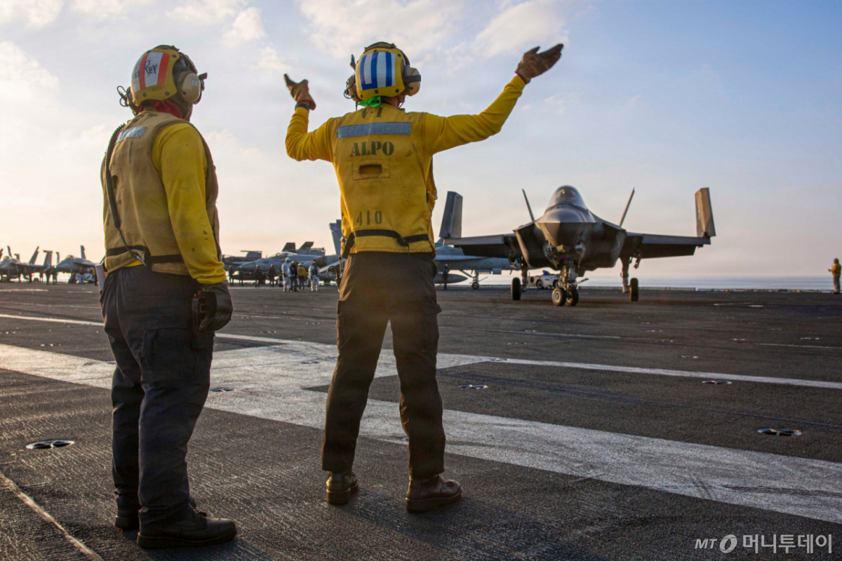 [미 중부사령부=AP/뉴시스] 미 중부사령부가 제공한 사진에 3일(현지 시간) 이란 전쟁 지원 작전 '에픽 퓨리'를 수행 중인 미 해군 항공모함 USS 에이브러햄 링컨(CVN-72) 비행갑판 위에서 미 해군 병사들이 F-35C 라이트닝 II 전투기에 신호를 보내고 있다. 2026.03.04. /사진=민경찬