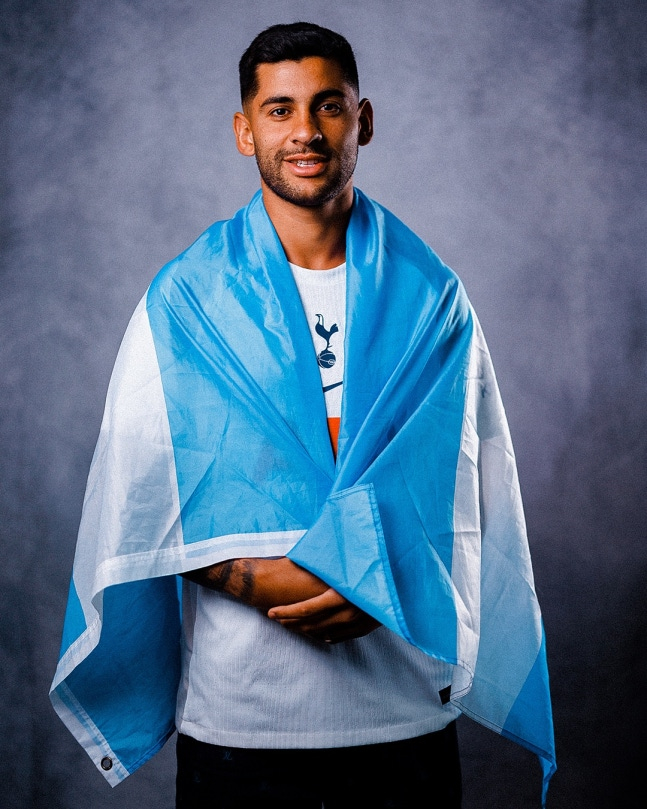 토트넘 홋스퍼와 재계약을 체결한 크리스티안 로메로가 아르헨티나 국기를 몸에 두르고 있다. /사진=토트넘 홋스퍼 공식 사회관계망서비스(SNS)