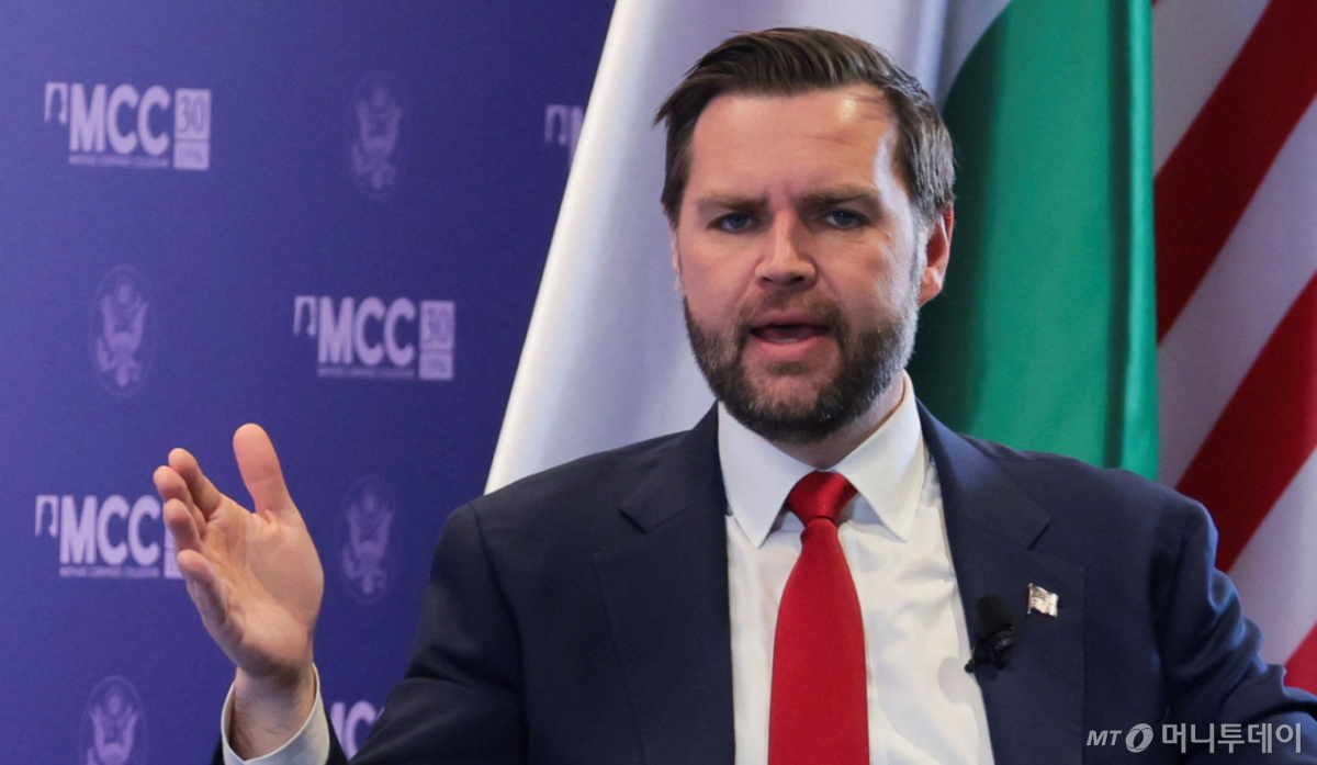 (부다페스트 로이터=뉴스1) 강민경 기자 = JD 밴스 미국 부통령이 8일(현지시간) 헝가리 부다페스트의 마티아스 코르비누스 콜레지움에 방문해 연설하고 있다. 2026.4.8 ⓒ 로이터=뉴스1 Copyright © 뉴스1. All rights reserved. 무단 전재 및 재배포,  AI학습 이용 금지. /사진=(부다페스트 로이터=뉴스1) 강민경 기자