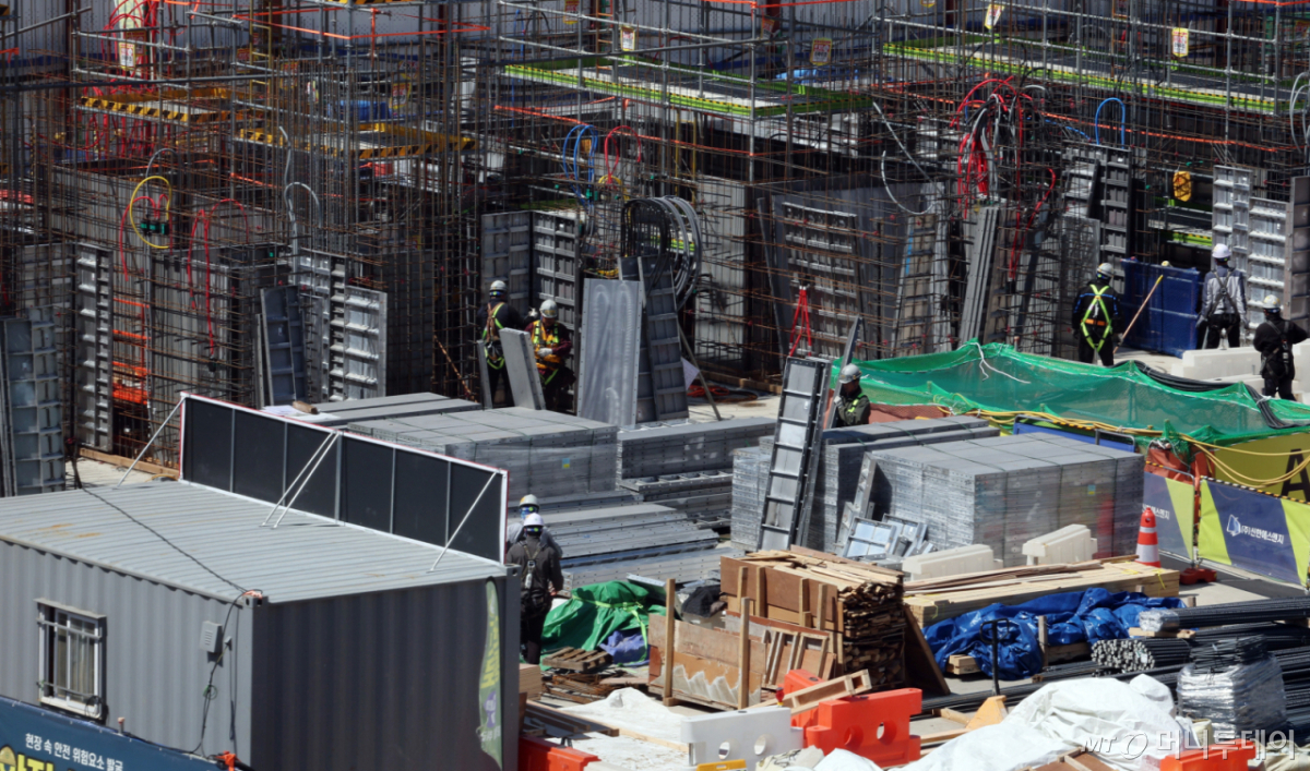 [서울=뉴시스] 이영환 기자 = 7일 오후 서울 시내의 한 공사현장이 보이고 있다.   2026.04.07. 20hwan@newsis.com /사진=이영환