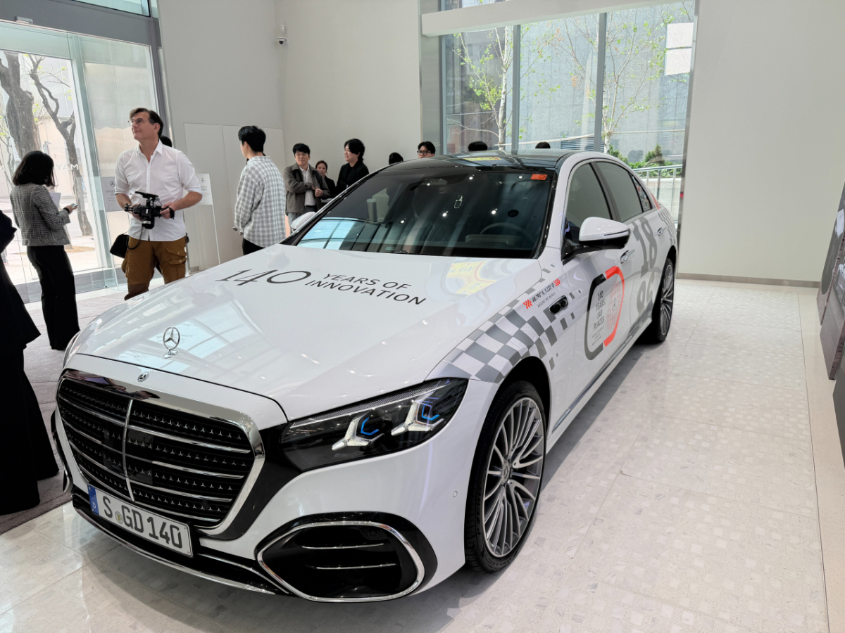 올해 부분변경 모델로 출시될 S-클래스의 모습. 해당 차량은 140주년 기념 더 뉴 S-클래스 캠페인 차량으로 뒷면에 한국 방문을 기념하는 스티커도 부착돼 있다./사진= 임찬영 기자