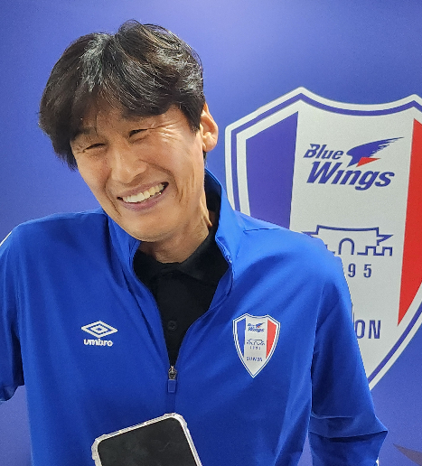 수원 삼성 레전드 이병근이 OGFC와 경기 후 믹스드존에서 취재진의 질문에 웃으며 답하고 있다. /사진=박건도 기자