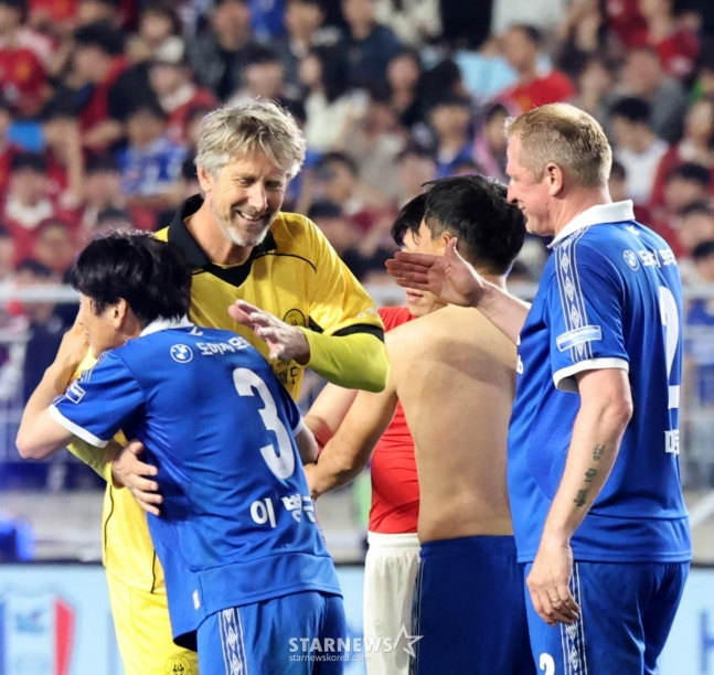 OGFC와 수원 삼성 레전드 경기 종료 후 에드윈 판 데 사르(노란색 유니폼)와 이병근이 포옹하고 있다. /사진=강영조 선임기자