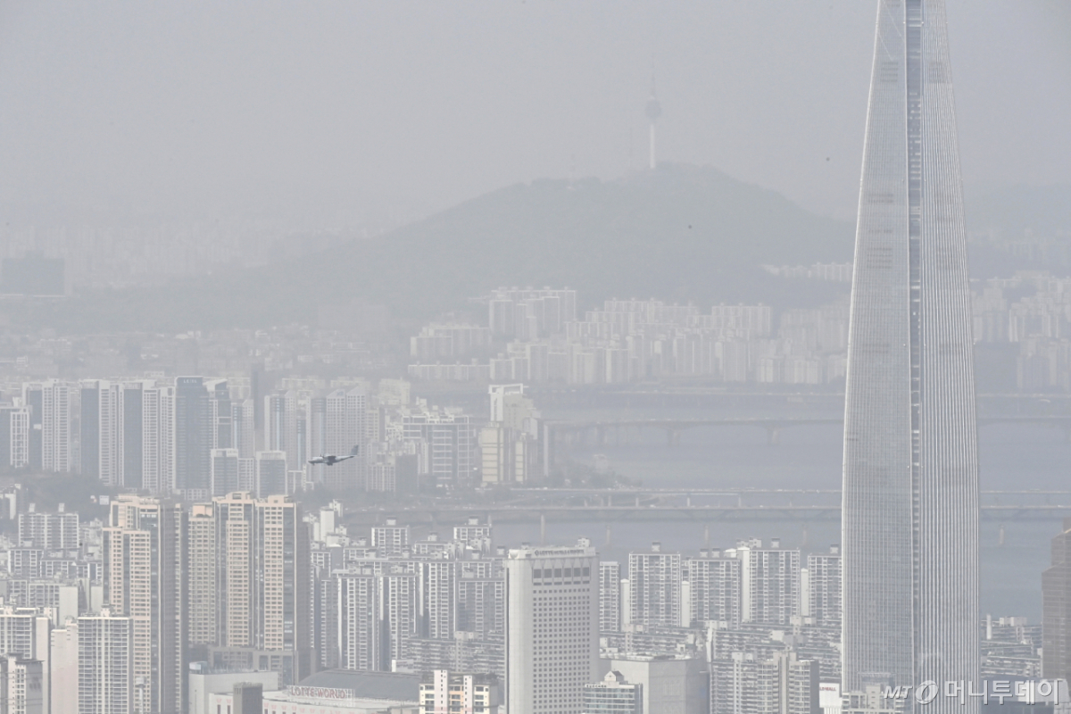 [경기광주=뉴시스] 김종택기자 = 전국 대부분 지역에 황사의 영향으로 미세먼지 농도가 나쁨 수준을 보인 21일 경기 광주시 남한산성에서 바라본 서울 도심이 뿌옇게 보이고 있다. 2026.04.21. jtk@newsis.com /사진=김종택