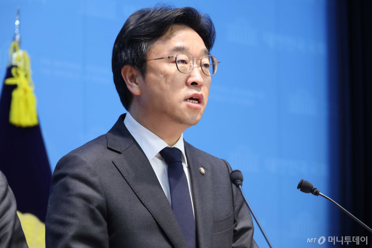 [서울=뉴시스] 조성봉 기자 = 이용우 더불어민주당 의원이 5일 오전 서울 여의도 국회 소통관에서 열린 '노조법 2조 개정 찬성 국회의원, 한화오션 원청교섭 촉구 기자회견'에서 발언을 하고 있다. 2026.03.05. suncho21@newsis.com /사진=조성봉