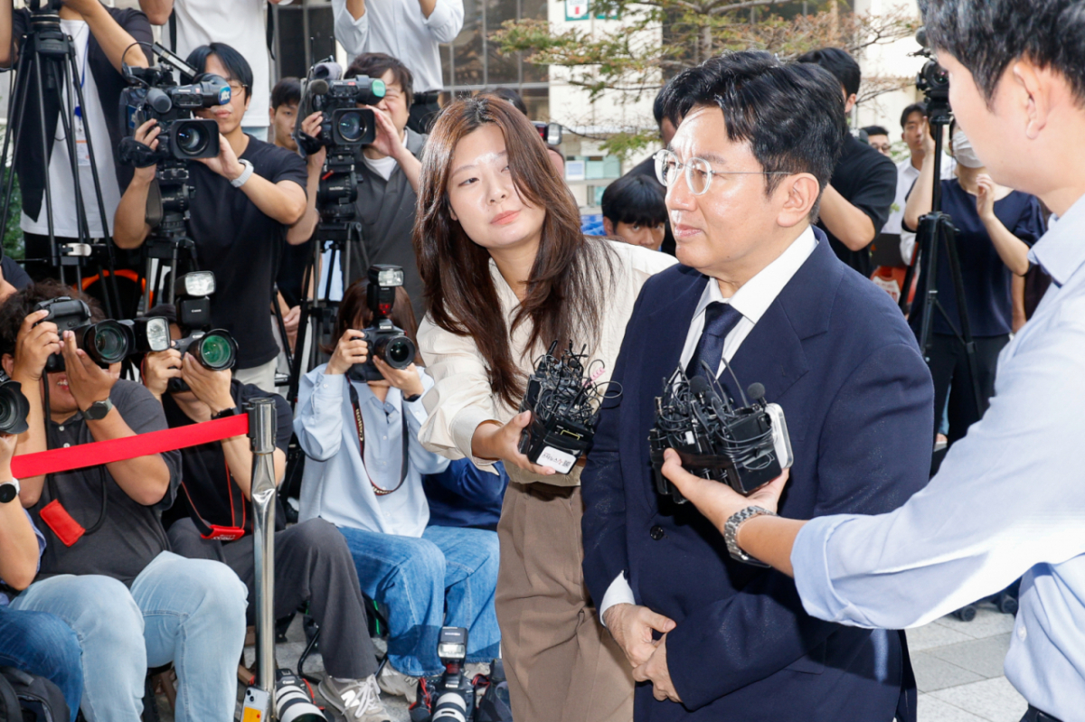 방시혁 하이브 의장이 지난해 9월15일 오전 자본시장법 위반 혐의(사기적 부정거래) 관련 조사를 받기 위해 마포구 서울경찰청 금융범죄수사대에 출석하고 있다./사진=뉴스1.